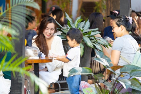 The he 6-7 tuoi da biet tiet kiem tien de mua nha, xe hinh anh