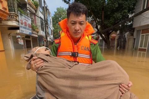 Chien si cong an om chat cu ba tai bien tren duong chay lu o Cao Bang hinh anh