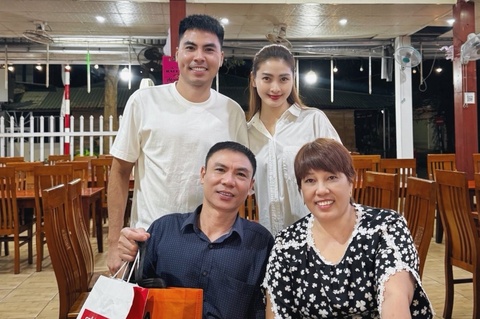 Duc Huy dua ban gai MC di du lich voi bo me hinh anh