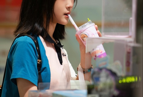 Co gai Trung Quoc suy than vi uong 2 ly tra sua moi ngay hinh anh