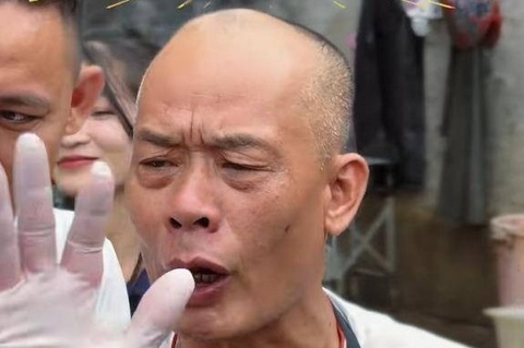 Ban tay bien dang cua chu quan lau ga xin khach dung toi viral MXH hinh anh