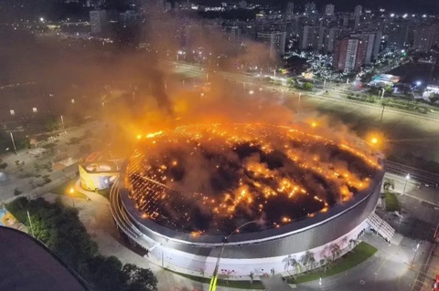 Canh tuong san Olympic o Brazil bao trum boi bien lua hinh anh