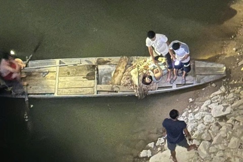 Nguoi hung Nghe An ke ve phut sinh tu cuu hai me con nhay cau hinh anh