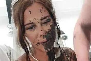 Co dau bi tat son den day mat giua dam cuoi o Anh hinh anh