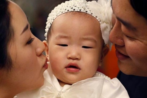 Cac cap vo chong Han am anh sinh con gai: Chi an rau, quan he dung gio hinh anh