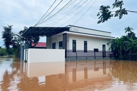 Nhiều nhà dân ở Quảng Trị vẫn chìm trong nước lũ
