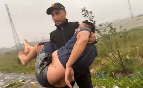 cuu nguoi bi nan tren duong cuu tro vung lu anh 1