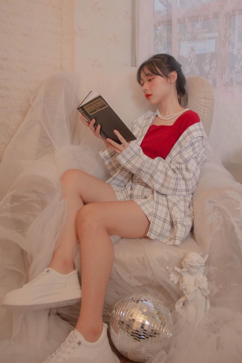 Nu sinh tranh bien bang tieng Anh tren truyen hinh anh 4