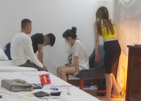 Co gai tre ru ban be vao khach san "dap da" anh 1
