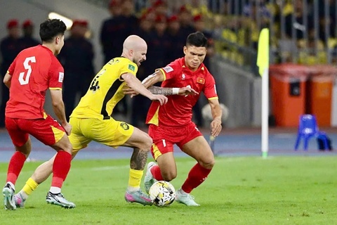 Viet Nam tang manh, Malaysia tut sau tren BXH FIFA hinh anh