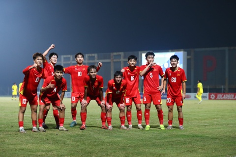 U17 Viet Nam cung bang voi Indonesia, Malaysia o giai Dong Nam A hinh anh