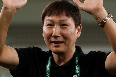 FIFA goi ten 'ma thuat den' cua HLV Kim Sang-sik hinh anh