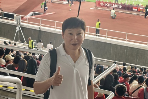 HLV Kim Sang-sik xem gio tuyen Indonesia hinh anh