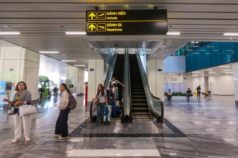 Khach van nham duong o nha ga T3 Tan Son Nhat hinh anh