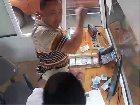 Kiem lam danh nhan vien thu phi anh 1