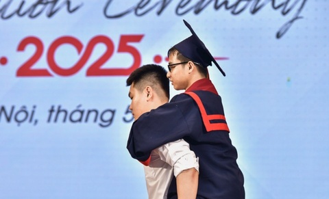 Đôi bạn thân tái hiện hình ảnh '10 năm cõng bạn' tại lễ tốt nghiệp