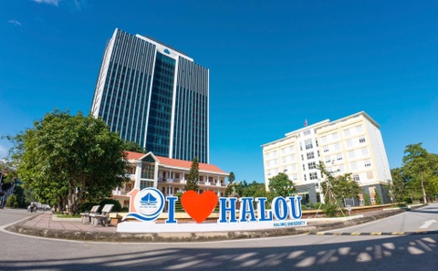 Sinh vien buc xuc vi tang hoc phi 90%, truong noi van dung lo trinh hinh anh