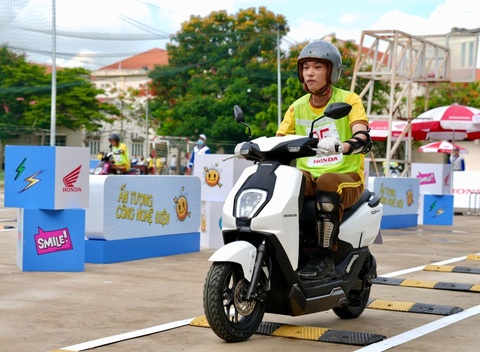 Hieu truong, giao vien se bi xu ly neu hoc sinh vi pham giao thong hinh anh