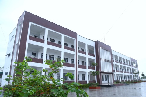 Trường mới xây bỏ không, cô trò chen chúc trong phòng học xuống cấp