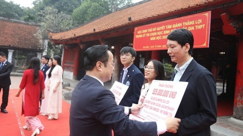Muc thuong ky luc cho hoc sinh gioi tai nhieu tinh, thanh hinh anh