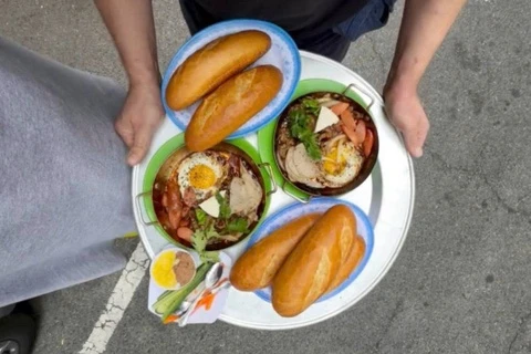 Quan Viet ban banh mi chao, ca phe mam gay chu y tai My hinh anh