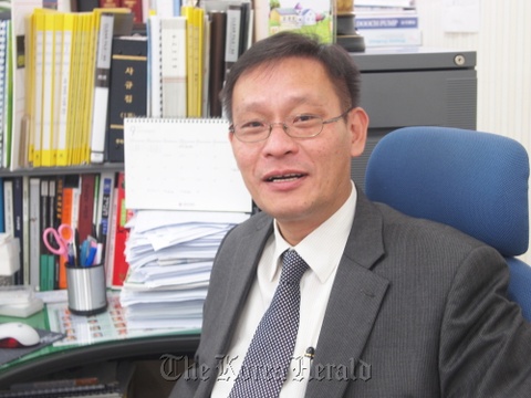 Thần đồng Kim Ung Yong hiện nay đang làm việc tại Hàn Quốc. Ảnh: Korea Herald.