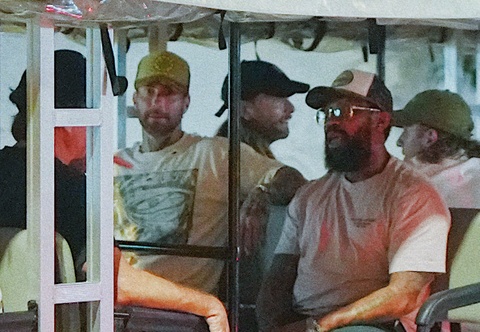 Adam Levine ngoi xe dien den tong duyet dem nhac o Phu Quoc hinh anh