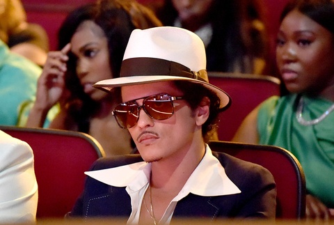 Song bac noi gi ve viec Bruno Mars no 50 trieu USD hinh anh