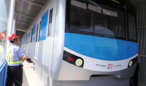 Mô hình tàu metro số 1 của TP HCM được trung bày, lấy ý kiến người dân.