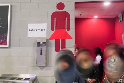 Toilet nam 'dan them vay' tai show cua Taylor Swift o Singapore hinh anh