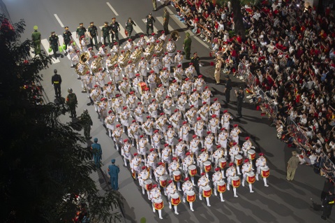 Man nhan voi nhung khung hinh dieu binh A80 nhin tu tren cao hinh anh