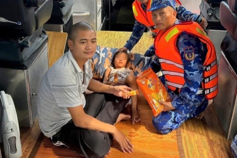 Bat ngo danh tinh nguoi tim thay thi the be gai tren song Lam hinh anh