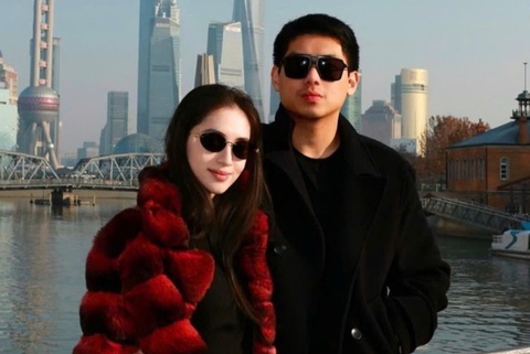 Con trai ty phu Johnathan Hanh Nguyen khoe ban gai hinh anh