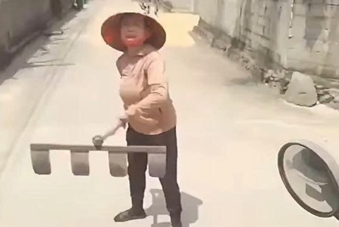Clip nguoi phu nu hanh hung tai xe vi bi nhac chuyen phoi lua ra duong hinh anh