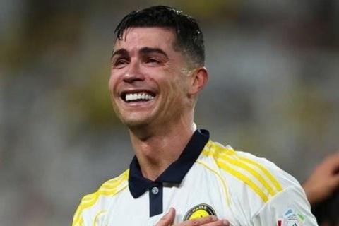 Ronaldo khoc va 'can quet' Internet hinh anh
