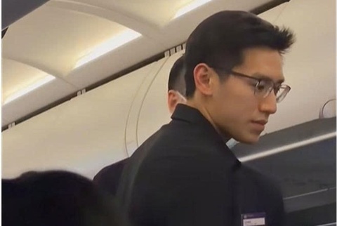 Danh tinh 'nam than bac si' cuu nguoi tren may bay gay sot hinh anh