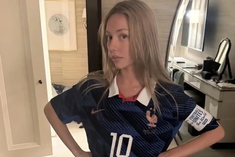 Mbappe 'truot tay' dang anh ban gai? hinh anh