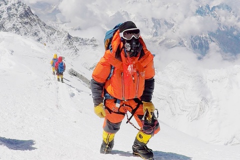 Nguoi dan ong muon leo len dinh Everest truoc khi phai ngoi xe lan hinh anh