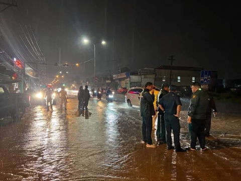 Nguoi phu nu lai ban tai bi nuoc cuon tu vong o Binh Duong hinh anh