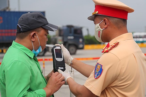 Nhat tri de xuat cam lai xe khi uong ruou bia hinh anh
