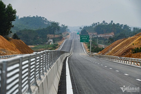 Nguoi dan ong cang day chan duong cao toc Tuyen Quang - Phu Tho hinh anh