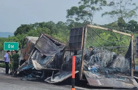 Xe tải cháy ngùn ngụt trên cao tốc Nội Bài - Lào Cai