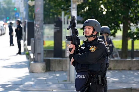 Canh sat Duc ban chet mot nguoi mang vu khi gan Lanh su quan Israel hinh anh