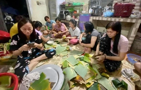 Nguoi dan Ha Noi goi hang nghin banh chung gui ba con vung lu hinh anh