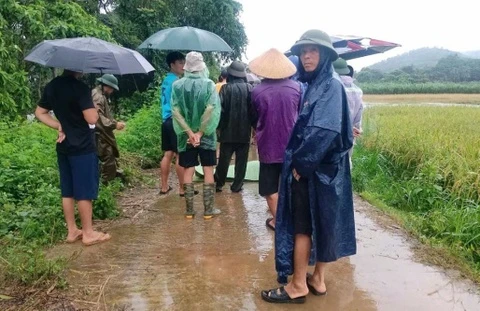 Nuoc lu o Thanh Hoa cuon troi nu cong nhan va mot xe tai hinh anh