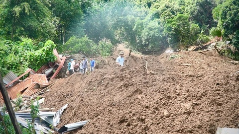 Sat lo khien be 12 tuoi tu vong, 100 nguoi cung ban di doi khan cap hinh anh