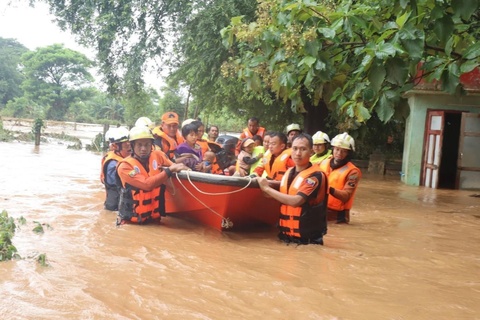 Bao Yagi nhan chim ca nha 2 tang o Myanmar, so nguoi chet len toi 110 hinh anh