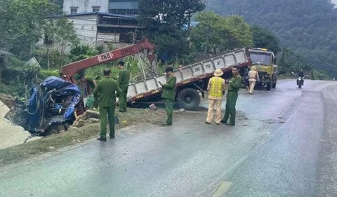 Phút quyết định sống còn vụ xe cẩu cắm đầu xuống mương