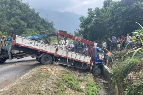 Ôtô 16 chỗ lấn làn, buộc xe cẩu phải lao xuống mương