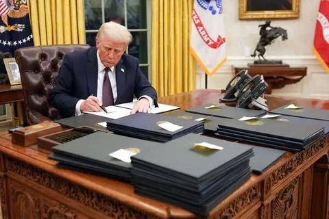 Khoảnh khắc đầu tiên của ông Trump trong Phòng Bầu dục